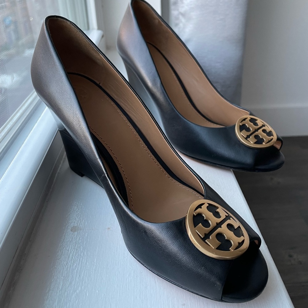 Pre-owned black peep toe wedges